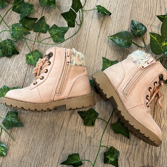 Old navy pink faux suede zip up boots for toddler girl. - Picture 4 of 5